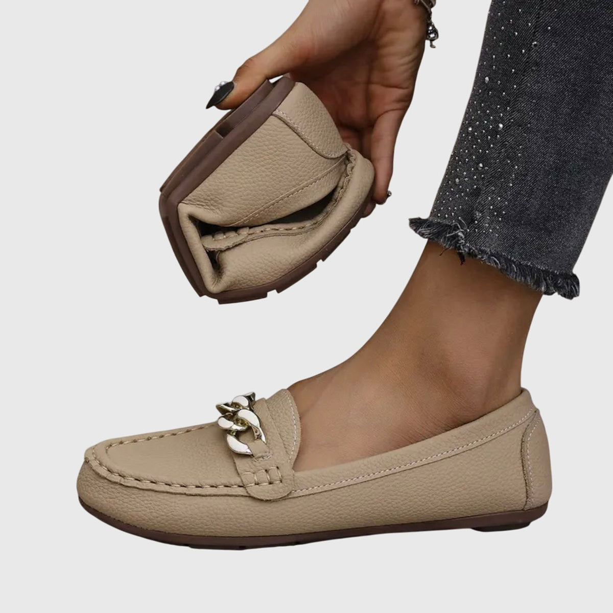 Mocassins plats à enfiler pour femmes avec chaîne dorée et détail en cristal