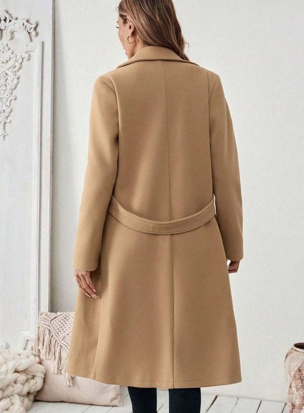 Öves hosszú gyapjúkabát szabott sziluettel és elegáns, széles gallérral