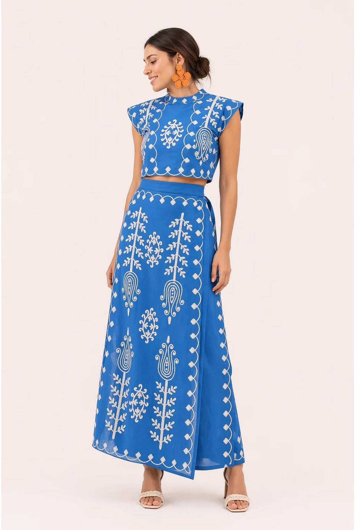 Ensemble coordonné pour femme avec broderies et franges, pour une élégance estivale