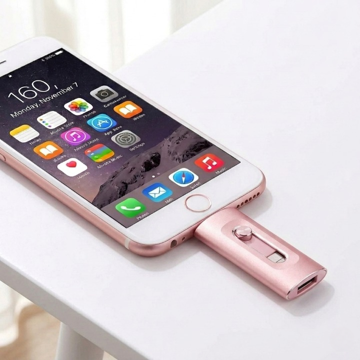 Clé USB avec connecteur pour téléphone et port USB pour le stockage de données