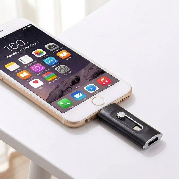 Clé USB avec connecteur pour téléphone et port USB pour le stockage de données