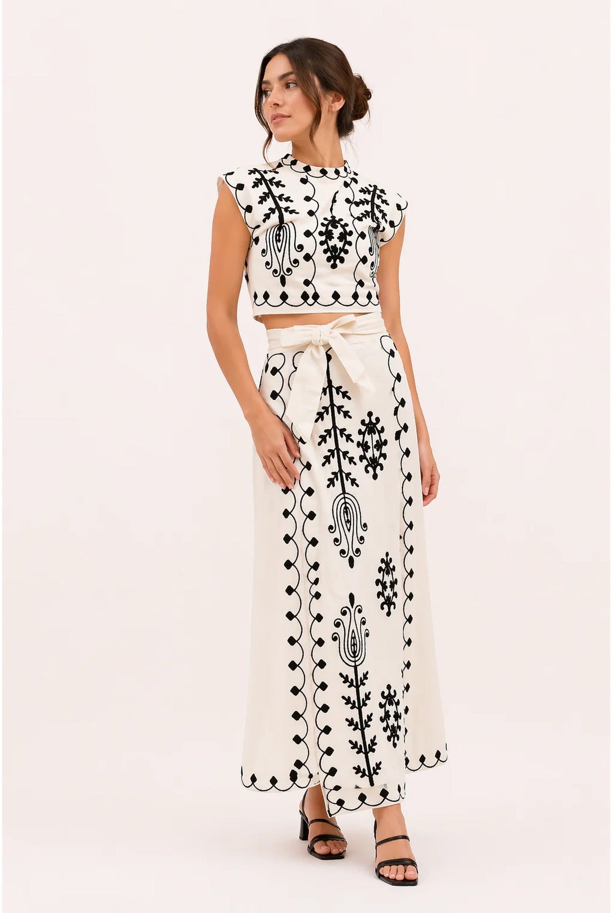Ensemble coordonné pour femme avec broderies et franges, pour une élégance estivale