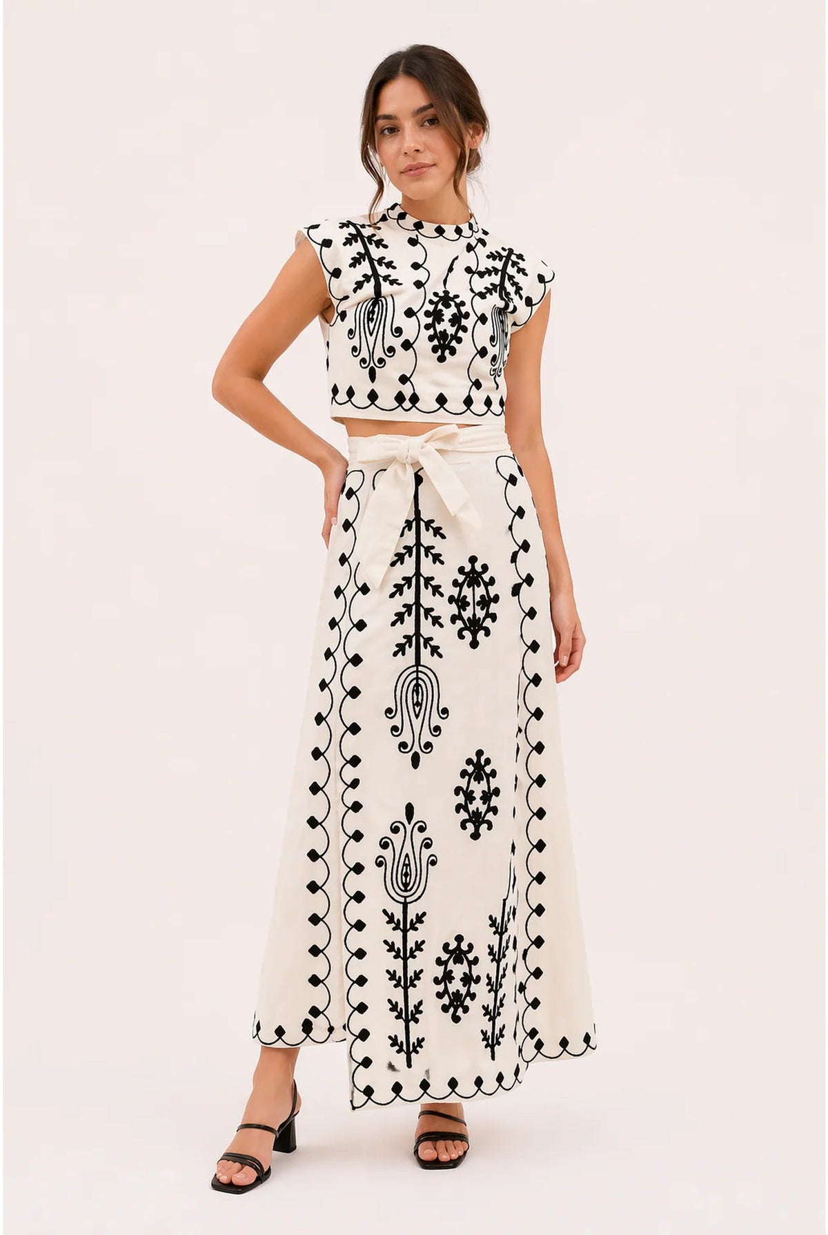 Ensemble coordonné pour femme avec broderies et franges, pour une élégance estivale