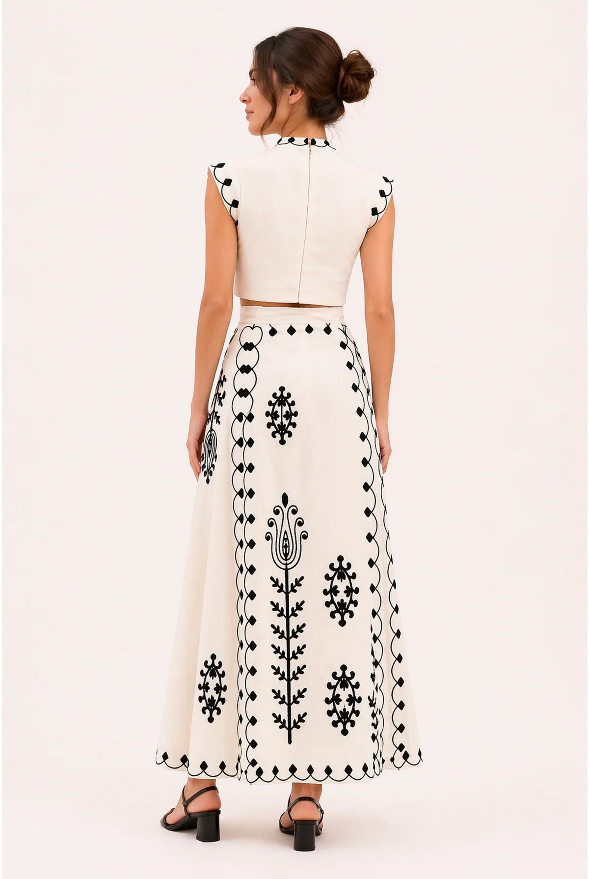Ensemble coordonné pour femme avec broderies et franges, pour une élégance estivale