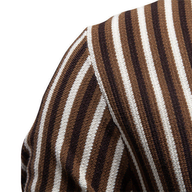 Polo homme tricoté à motif rayé vintage et col ouvert en V