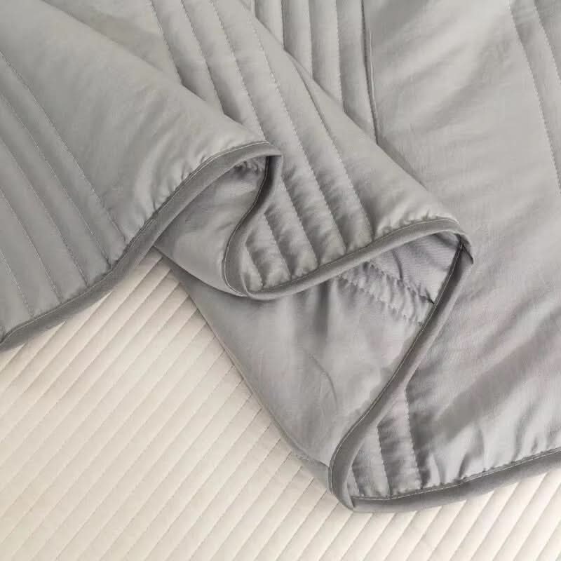 Lightweight Quilted Cooling Blanket for Summer Comfort