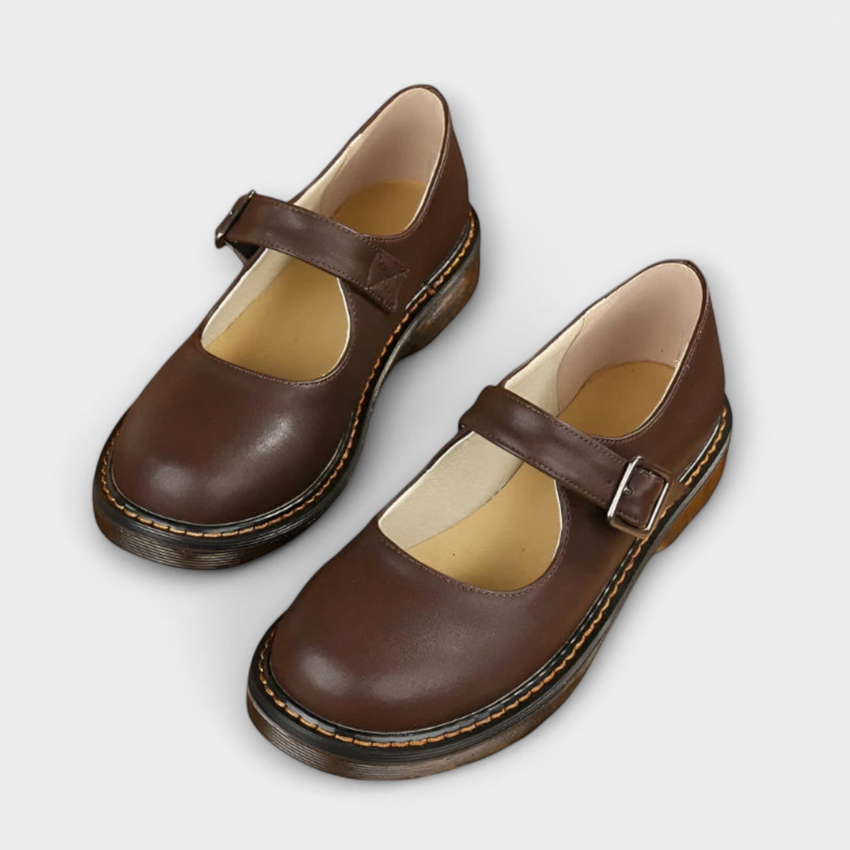 Chaussures femme type babies à bout rond et fermeture à boucle latérale