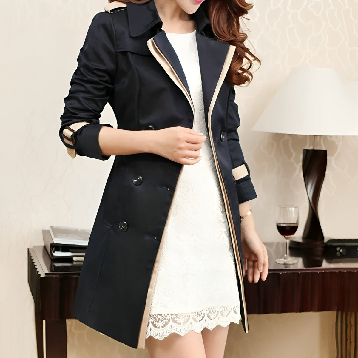 Trench-coat pour femme avec revers cranté et taille ceinturée