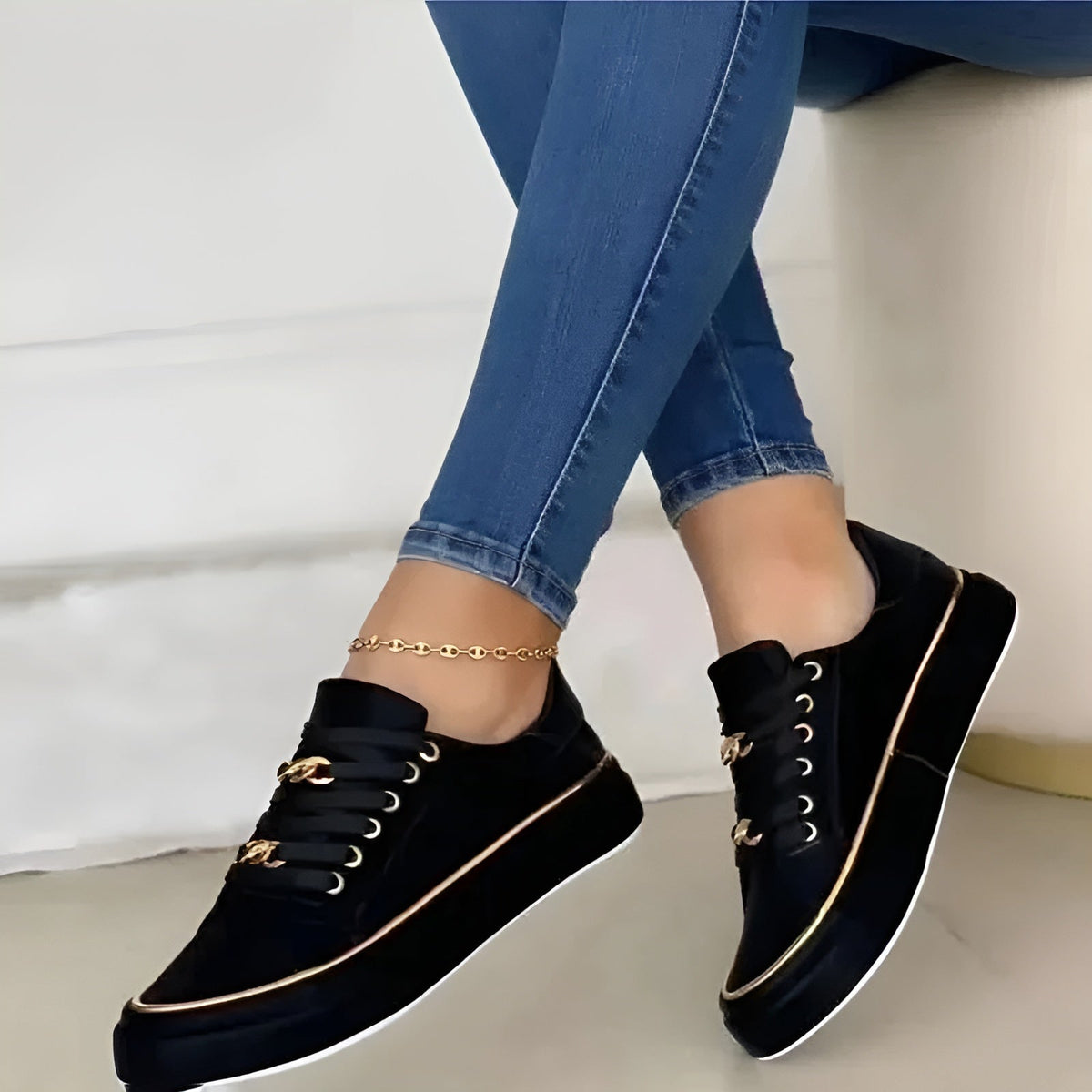 Baskets compensées pour femmes avec garniture métallique et lacets à chaîne