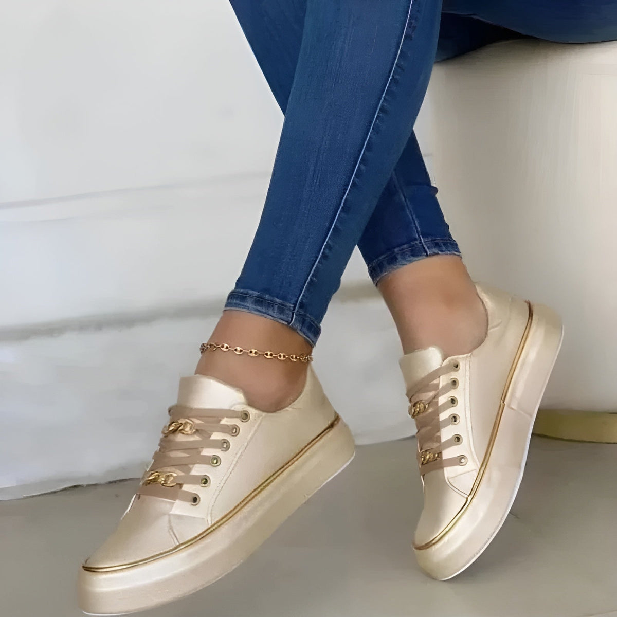 Baskets compensées pour femmes avec garniture métallique et lacets à chaîne