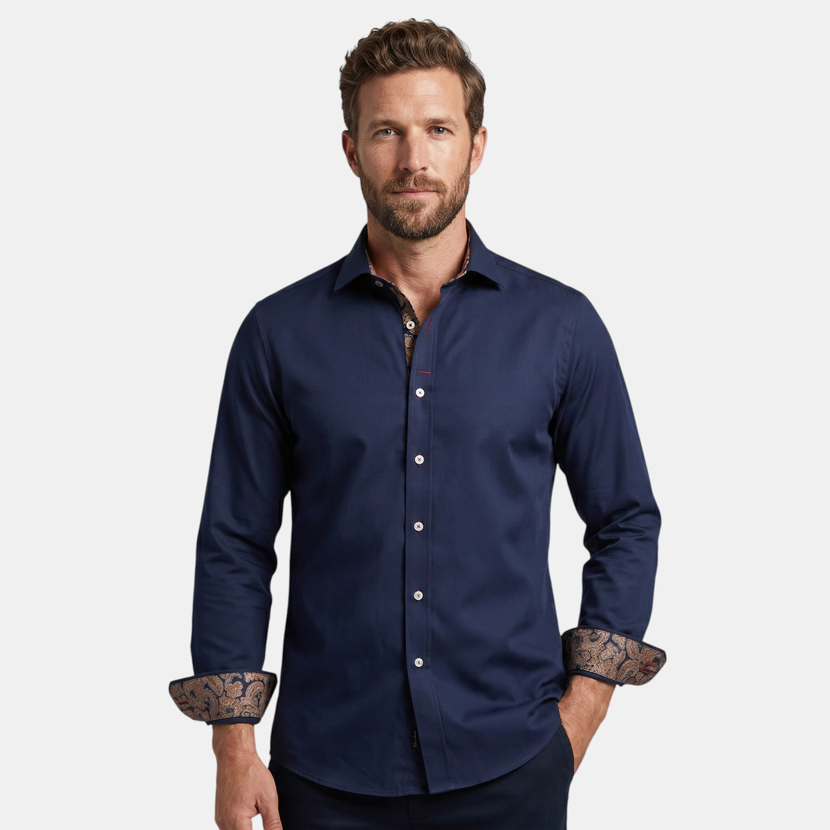Férfi testhez simuló ing kontrasztos gallér részletekkel