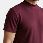 Bordó, bordázott, állógalléros, karcsúsított férfi pólórelmeszel tee
