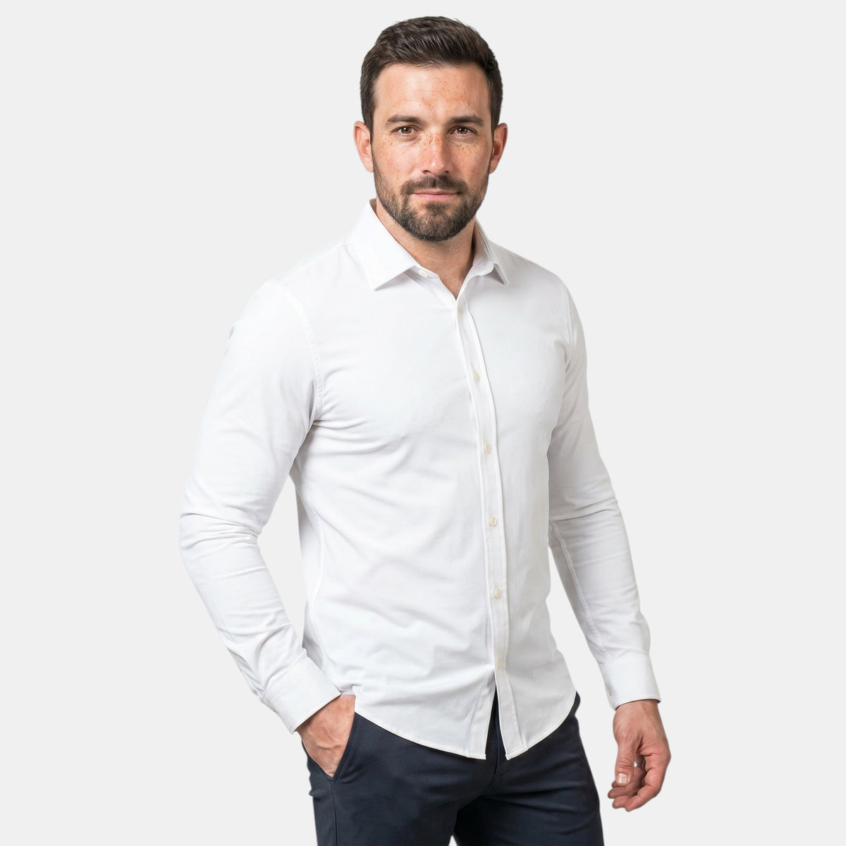 Chemise habillée pour homme à coupe ajustée et extensible, offrant un confort optimal