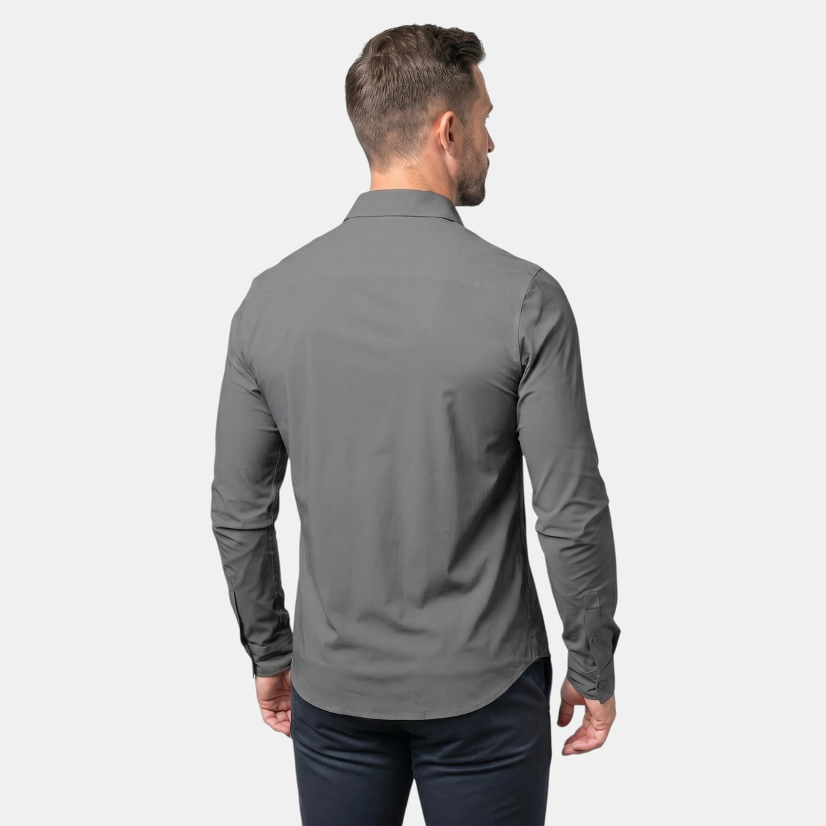 Chemise habillée pour homme à coupe ajustée et extensible, offrant un confort optimal
