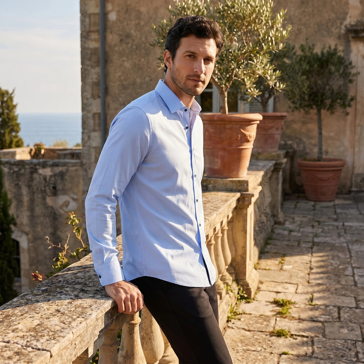 Chemise habillée pour homme à coupe ajustée et extensible, offrant un confort optimal