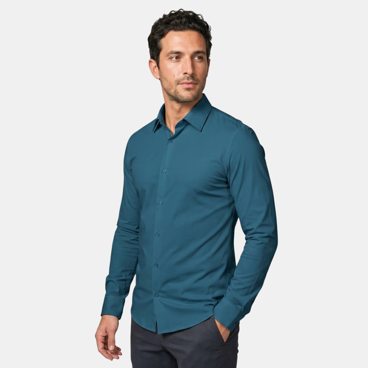 Chemise habillée pour homme à coupe ajustée et extensible, offrant un confort optimal