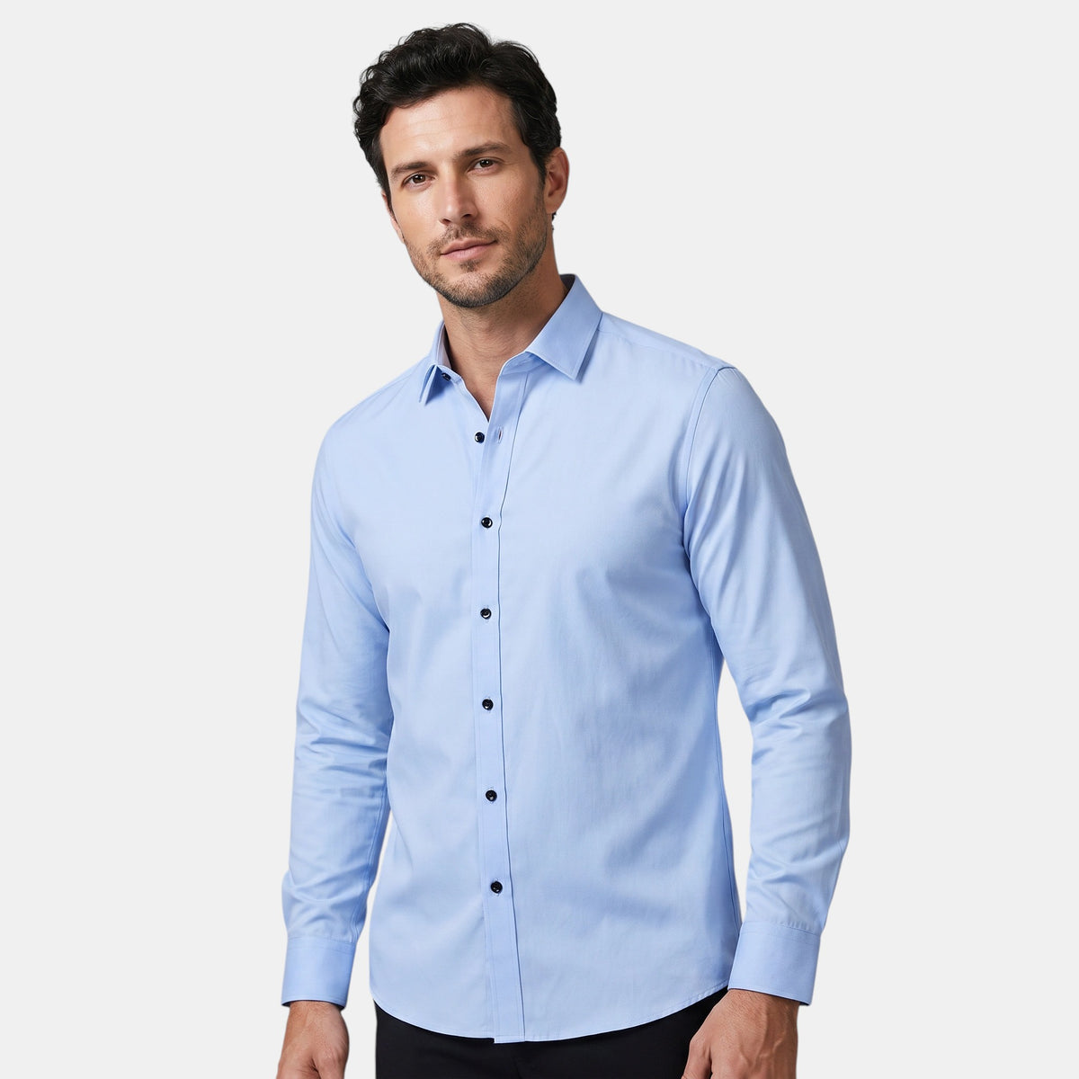 Chemise habillée pour homme à coupe ajustée et extensible, offrant un confort optimal