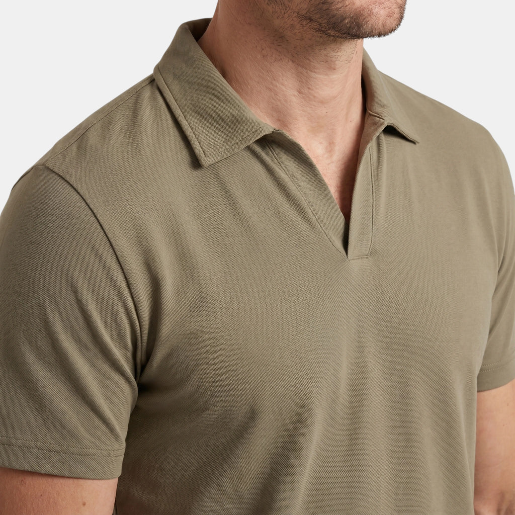 Polo tricoté pour homme à coupe ajustée et col ouvert