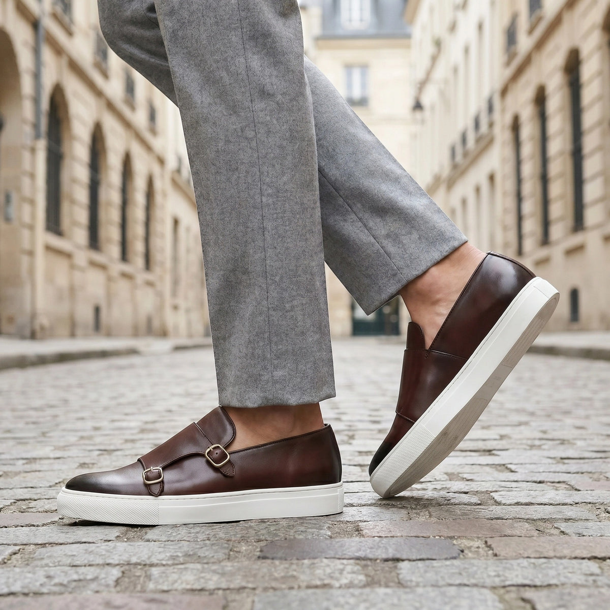 Férfi dupla monk pántos slip-on edzőcipő kontrasztos talppal és arany csattal