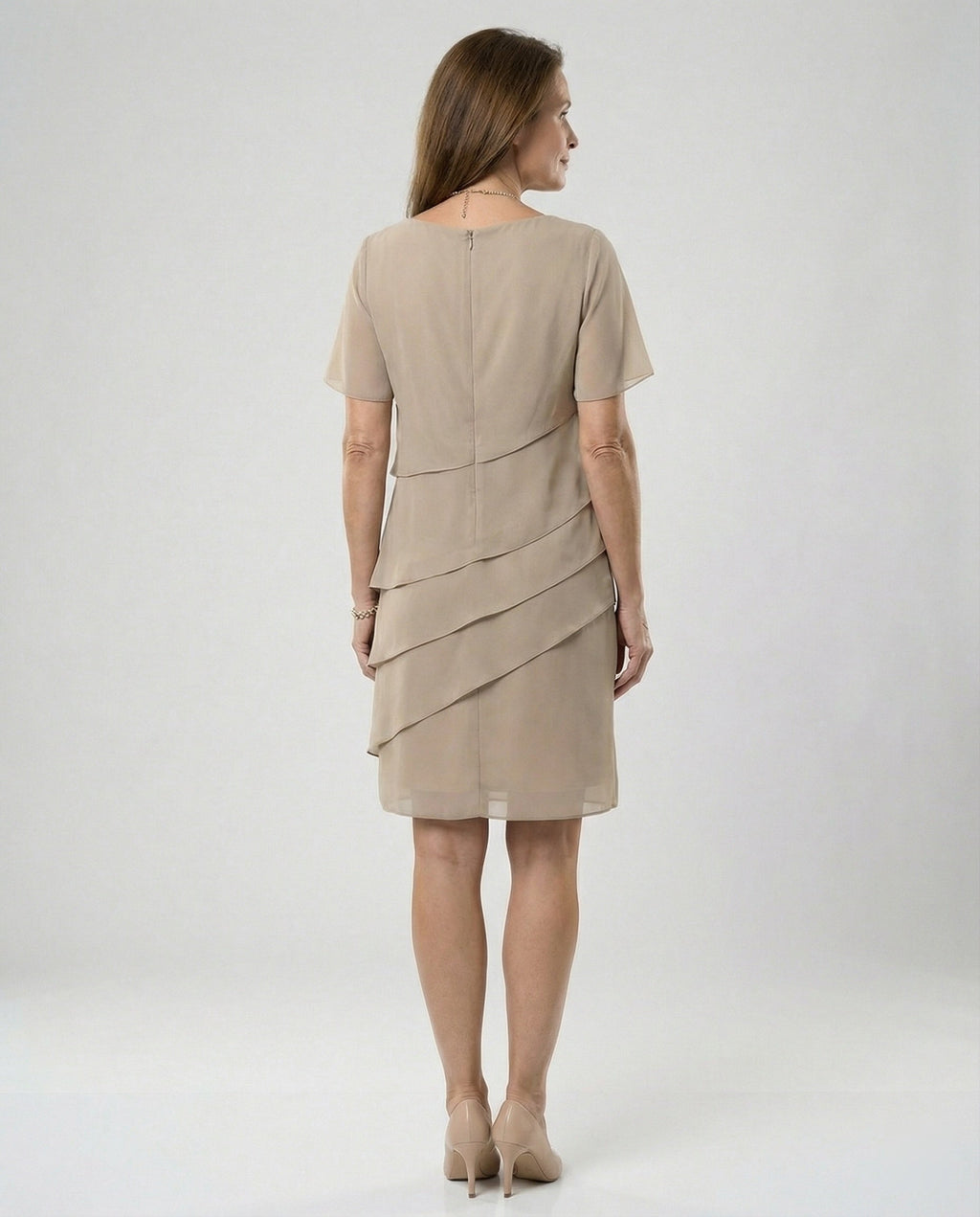 Élégante robe pour femme en mousseline avec détails superposés et manches courtes