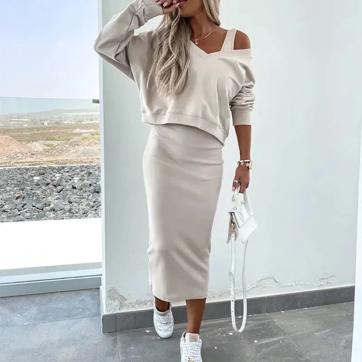 Ensemble deux pièces pour femme avec haut à manches longues et jupe midi