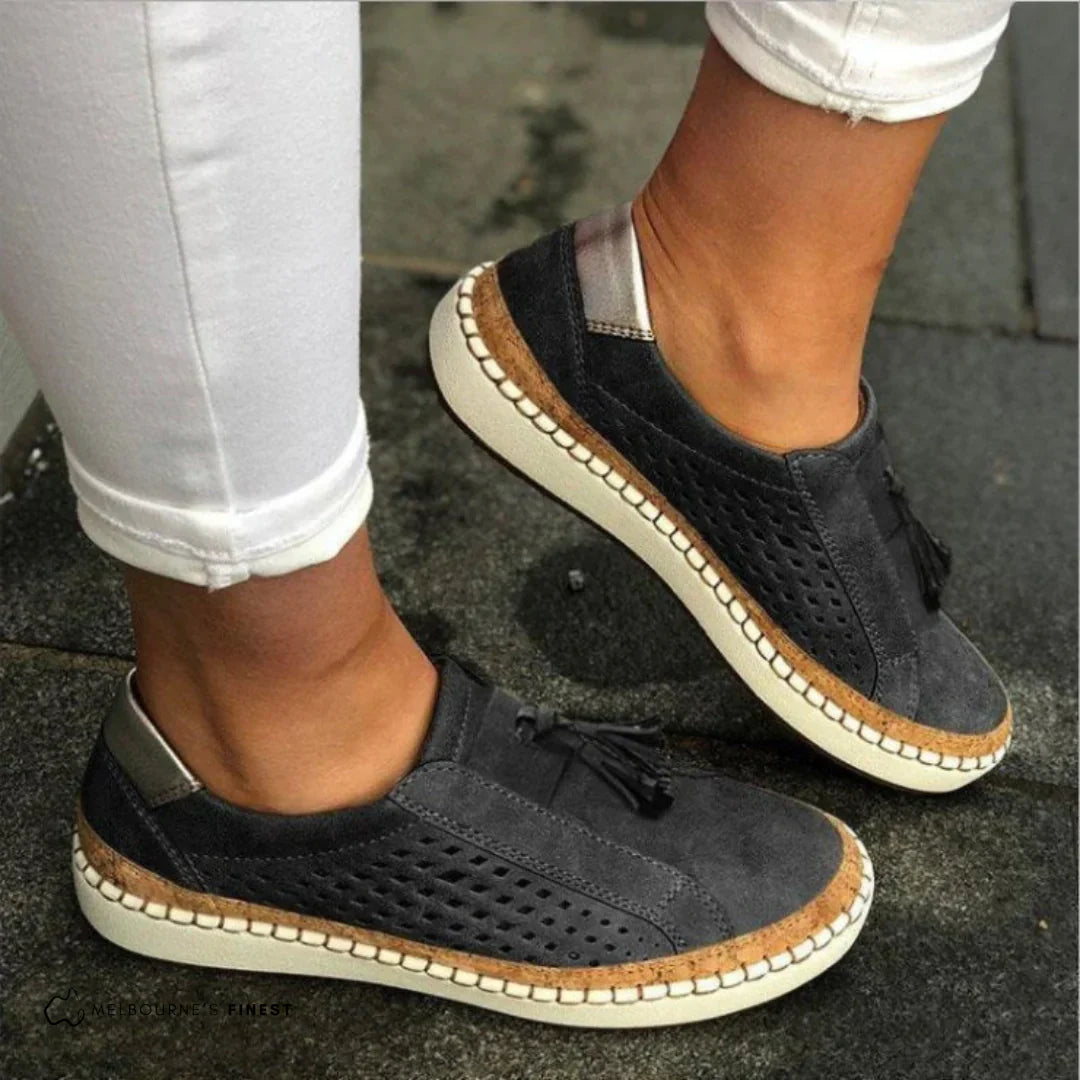 Baskets à enfiler pour femmes avec découpe et bordure à pompons