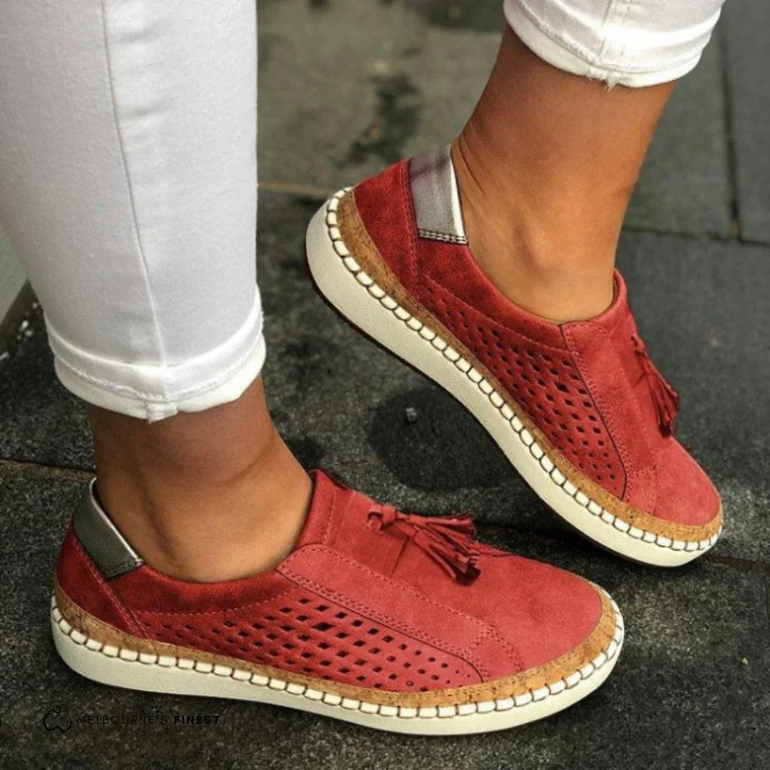 Baskets à enfiler pour femmes avec découpe et bordure à pompons