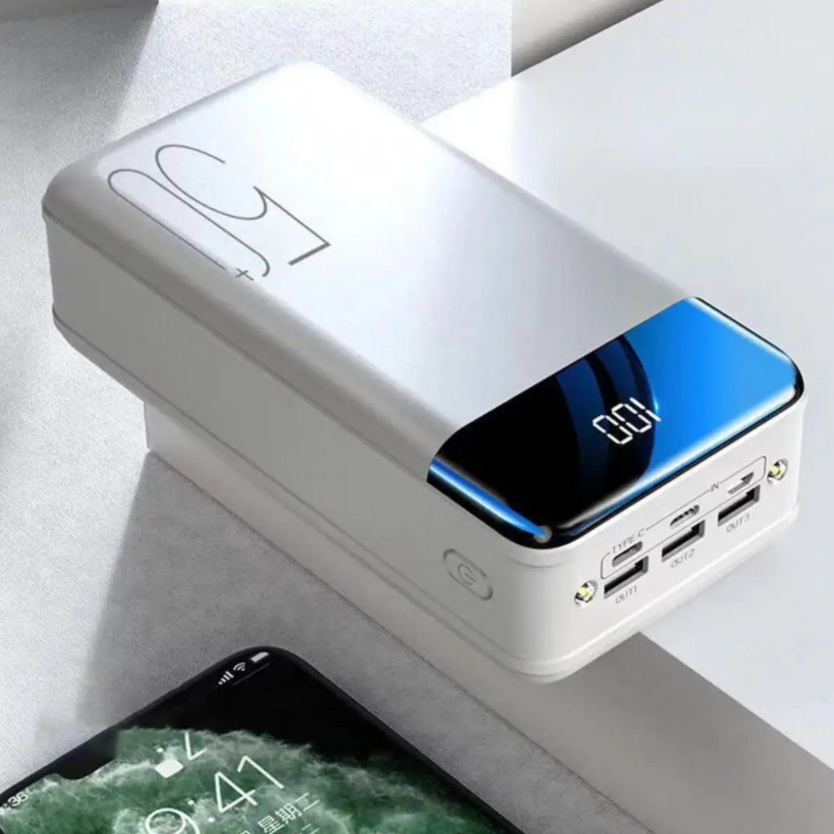 50,000mAh kapacitású csúcskategóriás power bank telefonok, táblagépek és laptopok gyorstöltéséhez