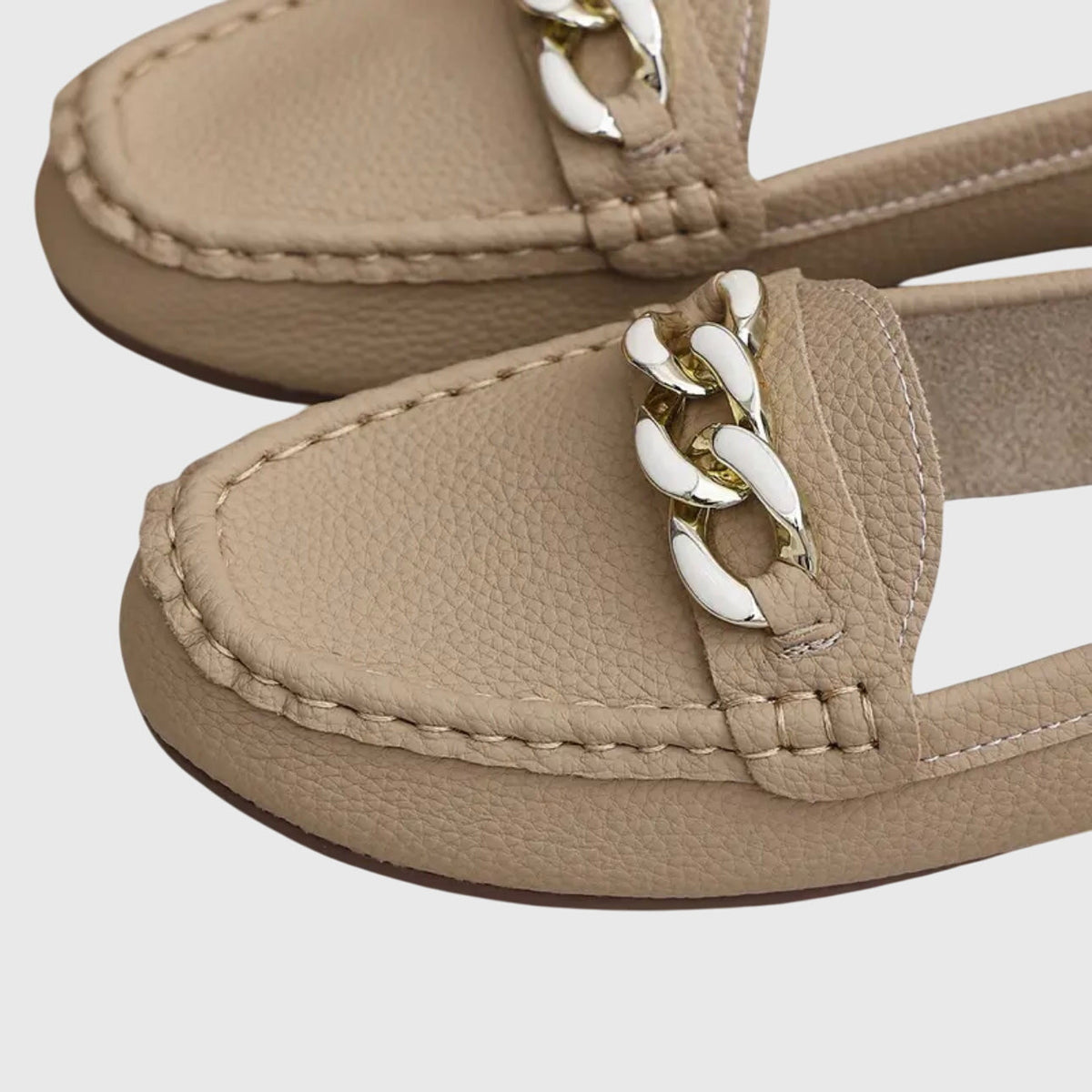 Mocassins plats à enfiler pour femmes avec chaîne dorée et détail en cristal