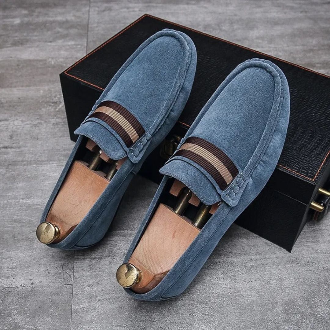 Klasszikus férfi penny loafer cipő jellegzetes pántrészlettel és elegáns díszítéssel