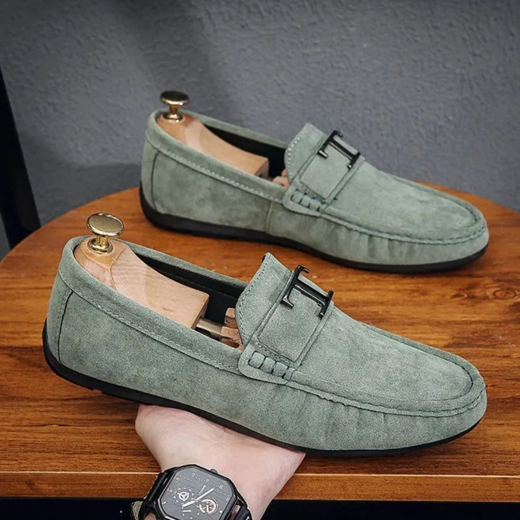 Klasszikus férfi penny loafer cipő jellegzetes pántrészlettel és elegáns díszítéssel