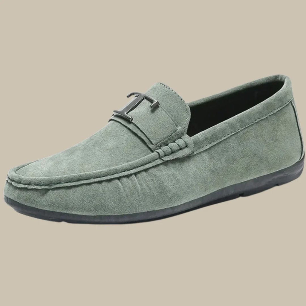 Klasszikus férfi penny loafer cipő jellegzetes pántrészlettel és elegáns díszítéssel