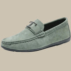 Klasszikus férfi penny loafer cipő jellegzetes pántrészlettel és elegáns díszítéssel