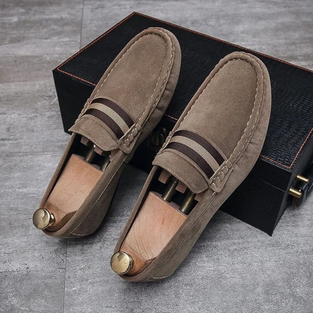 Klasszikus férfi penny loafer cipő jellegzetes pántrészlettel és elegáns díszítéssel