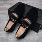 Klasszikus férfi penny loafer cipő jellegzetes pántrészlettel és elegáns díszítéssel