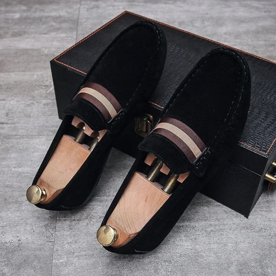 Klasszikus férfi penny loafer cipő jellegzetes pántrészlettel és elegáns díszítéssel