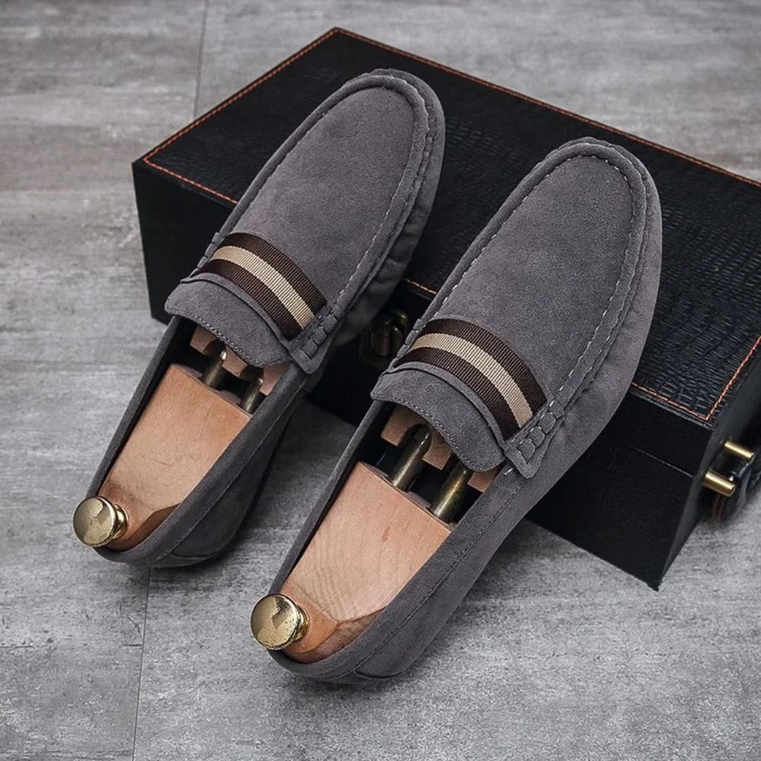 Klasszikus férfi penny loafer cipő jellegzetes pántrészlettel és elegáns díszítéssel