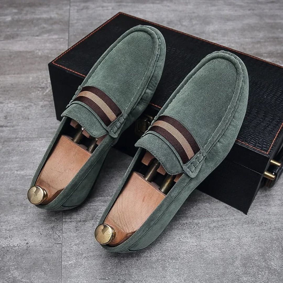 Klasszikus férfi penny loafer cipő jellegzetes pántrészlettel és elegáns díszítéssel
