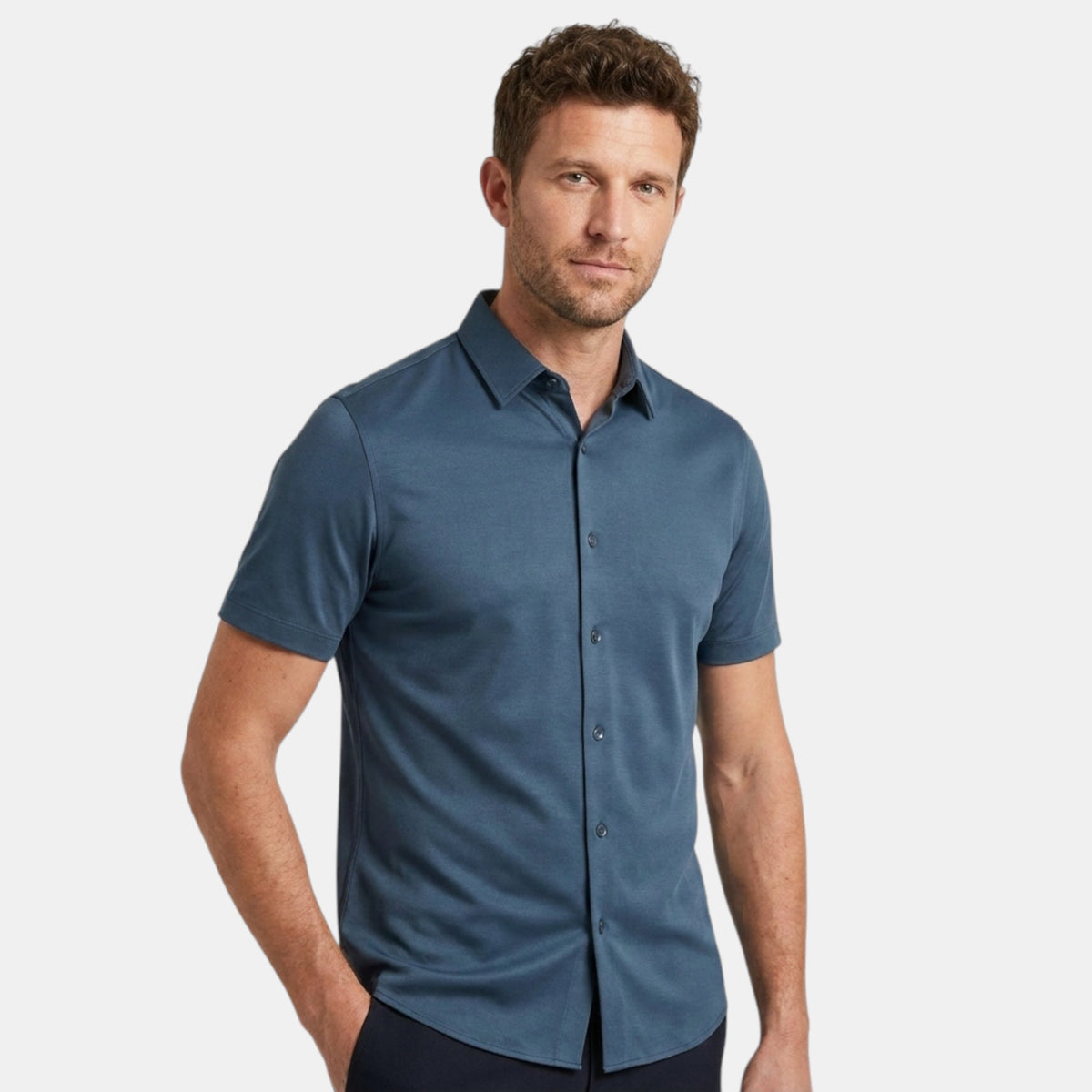 Chemise homme à manches courtes avec boutonnage sur le devant et col italien