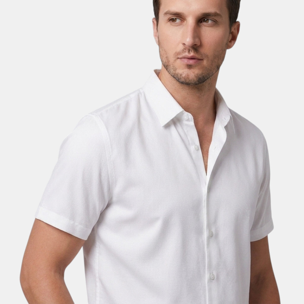 Chemise homme à manches courtes avec boutonnage sur le devant et col italien
