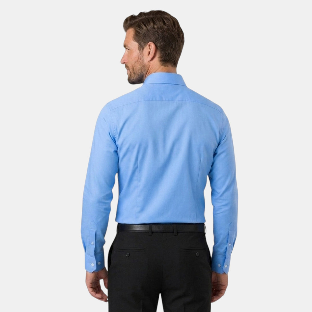 Chemise ajustée pour homme avec manches longues et boutonnage devant