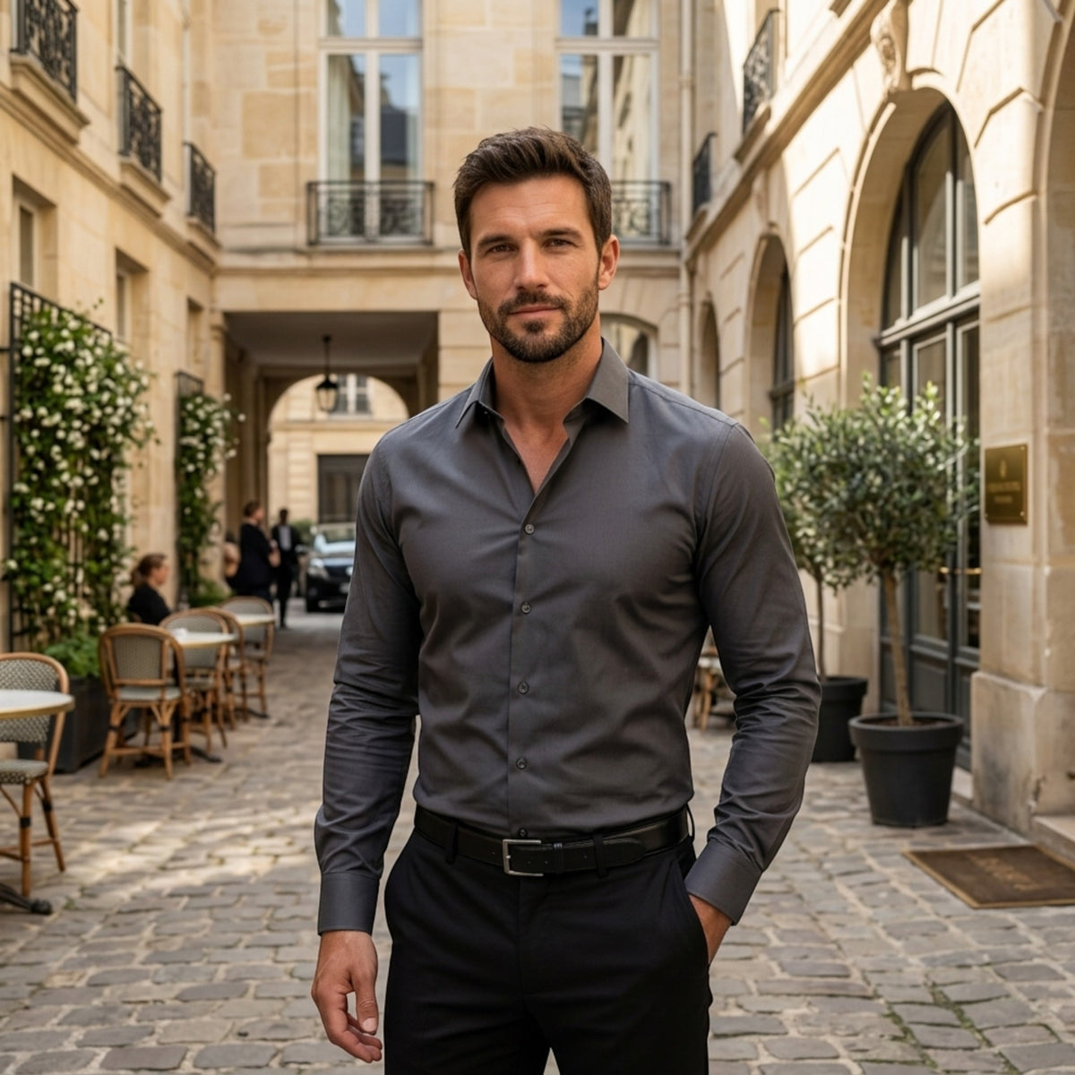 Chemise ajustée pour homme avec manches longues et boutonnage devant