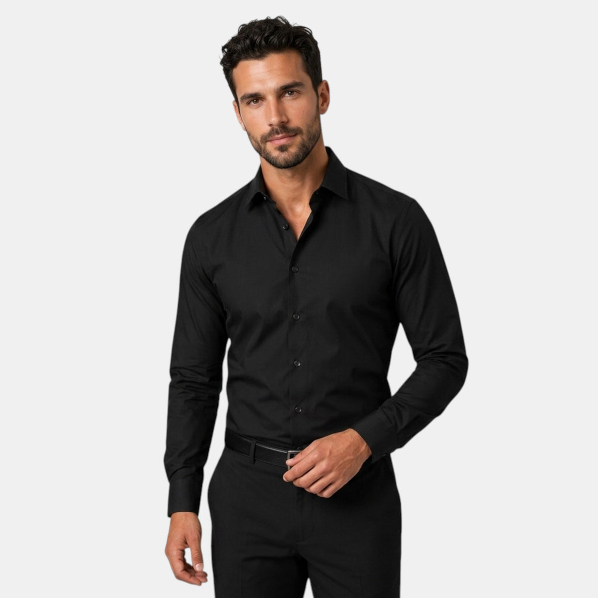 Chemise ajustée pour homme avec manches longues et boutonnage devant