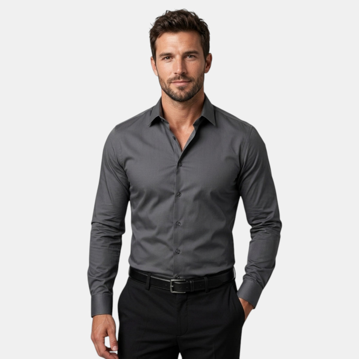 Chemise ajustée pour homme avec manches longues et boutonnage devant