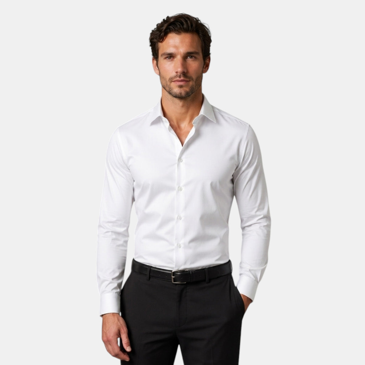 Chemise ajustée pour homme avec manches longues et boutonnage devant