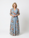Robe longue portefeuille fleurie à col en V, bleu pastel, avec manches transparentes et taille à nouer