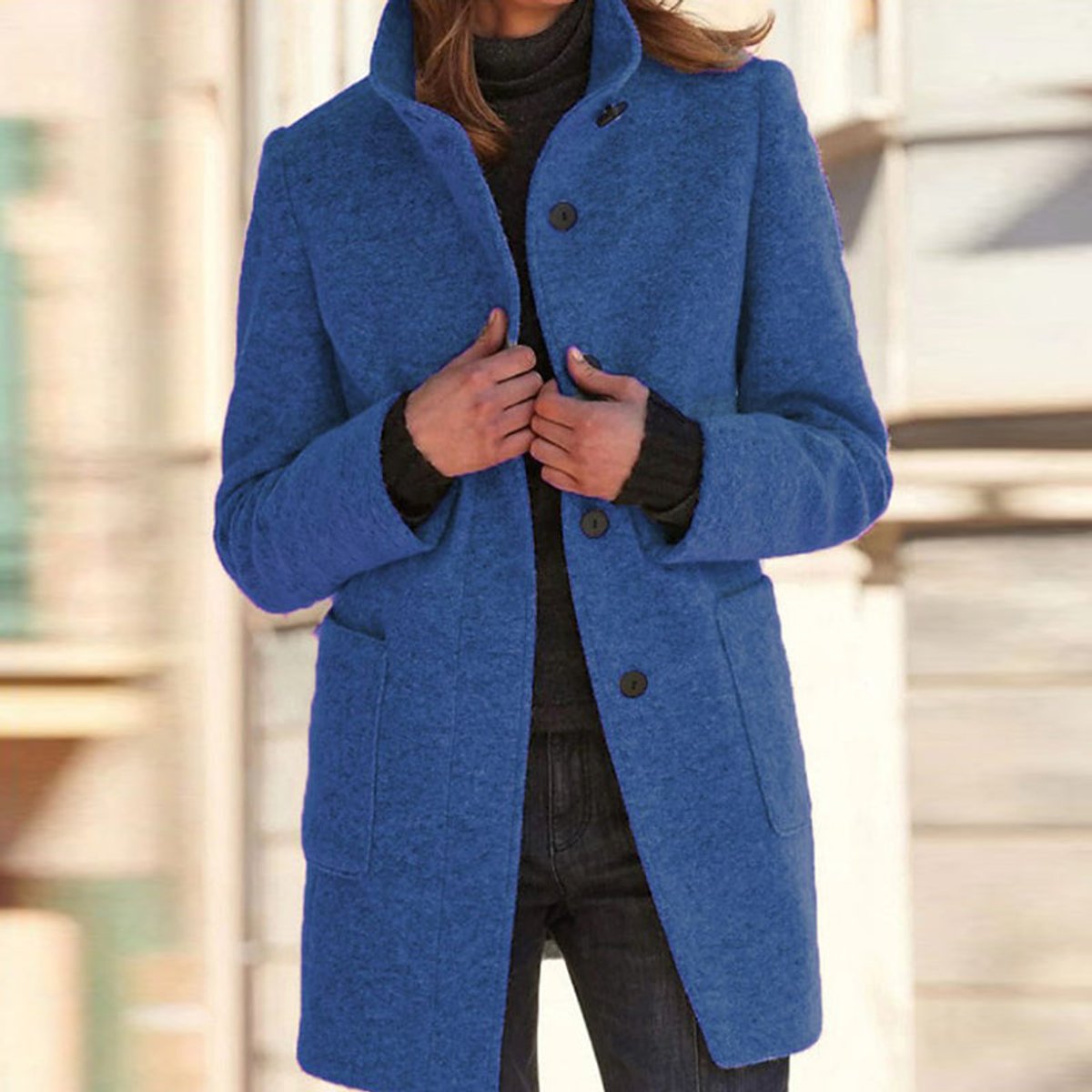 Long manteau pour femme à col montant et fermeture boutonnée