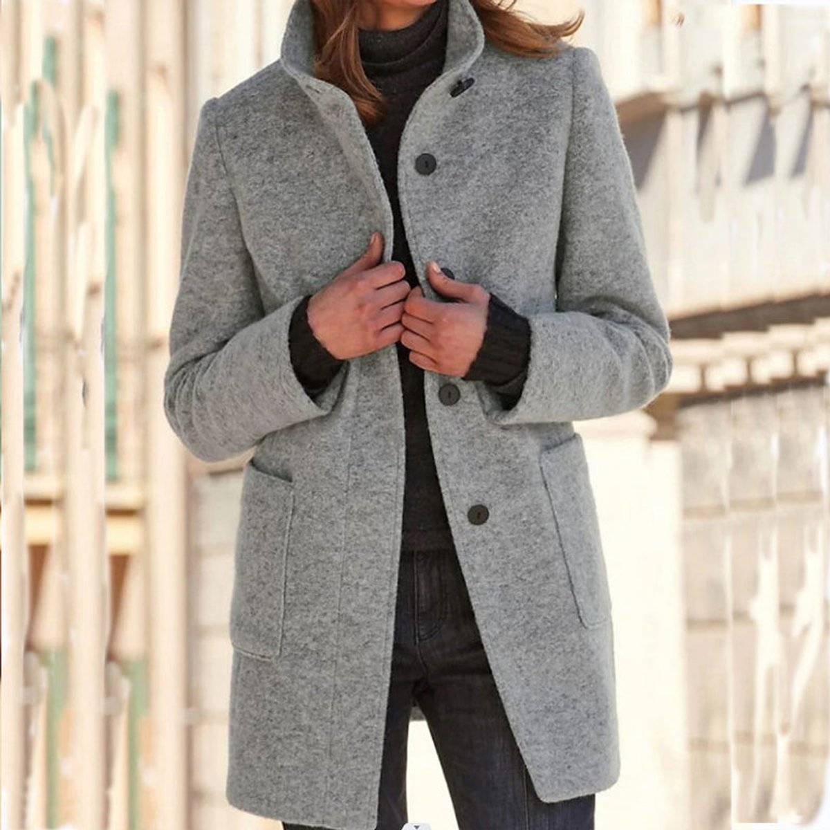Long manteau pour femme à col montant et fermeture boutonnée