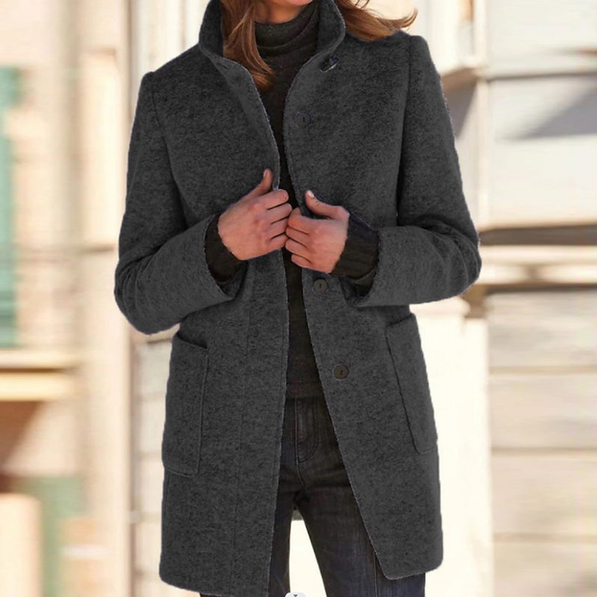 Long manteau pour femme à col montant et fermeture boutonnée