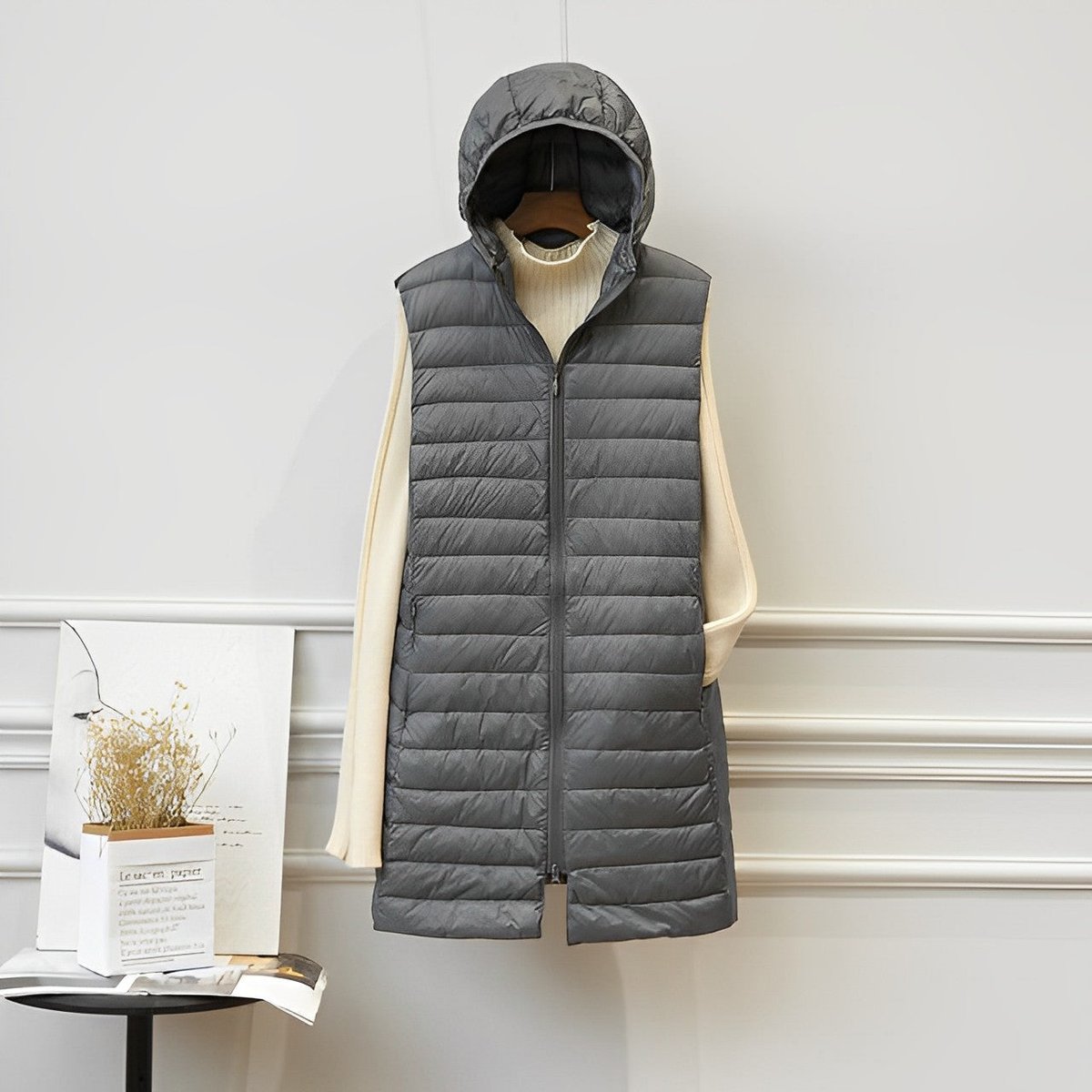 Gilet matelassé pour femme avec capuche et fermeture zippée sur le devant